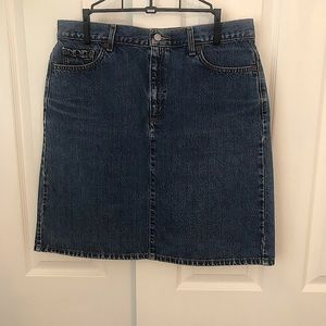 Levi’s Women’s 550 Faded Blue Denim Skirt.  Size: 14